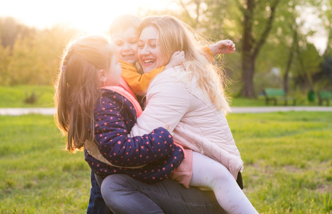 madre con dos niños pequeños en el parque
