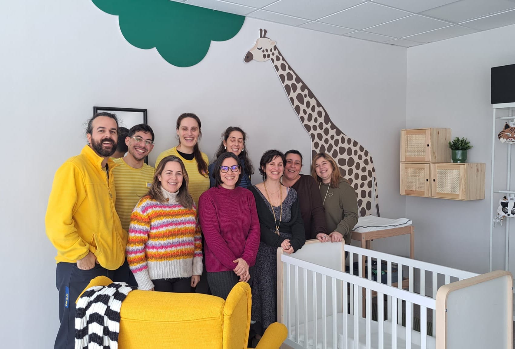 equipo de meniños e ikea en la nueva sala perinatal